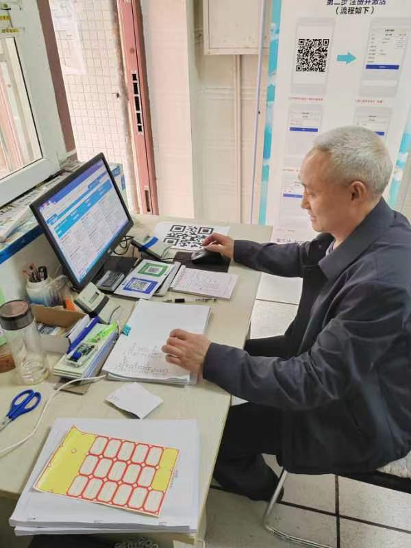 <b>扎根阿壩師范，守護校園用能——“先進標兵”陳文剛</b>